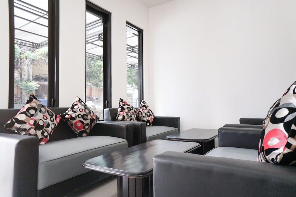 RedDoorz Plus @ Tlogomas