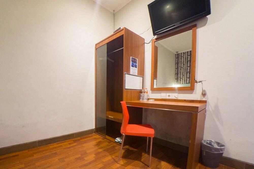 RedDoorz Plus @ Celaket