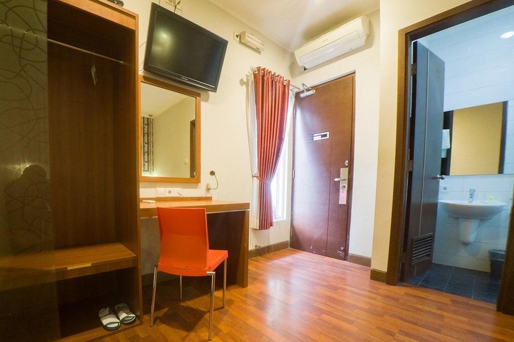 RedDoorz Plus @ Celaket