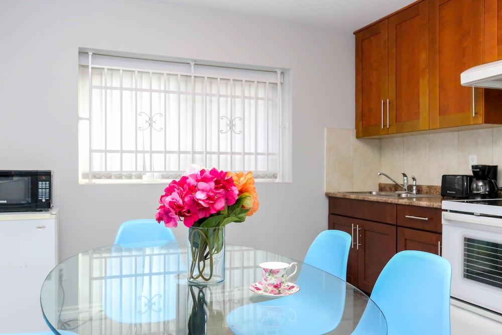 Family Home-Metrotown by Elevate Rooms