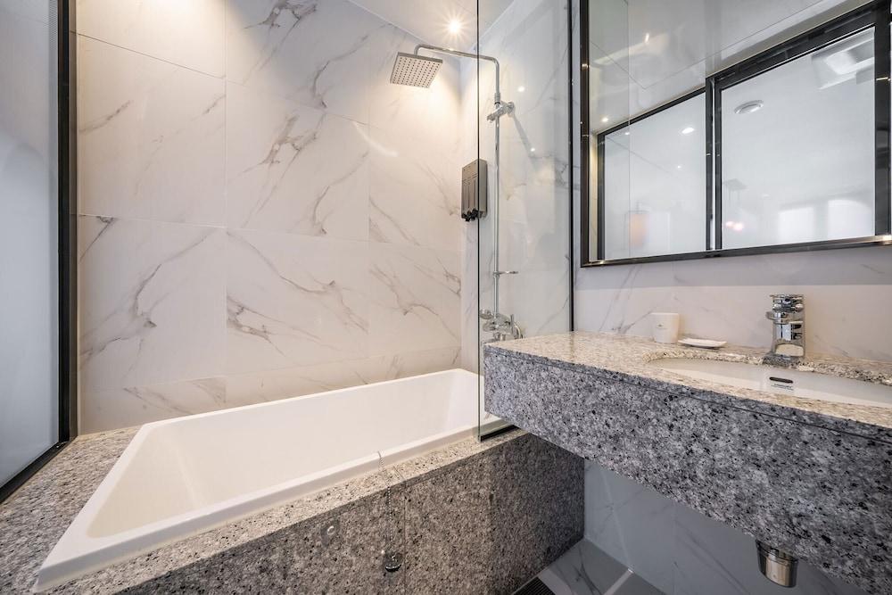 Hotel the Castle Sincheon