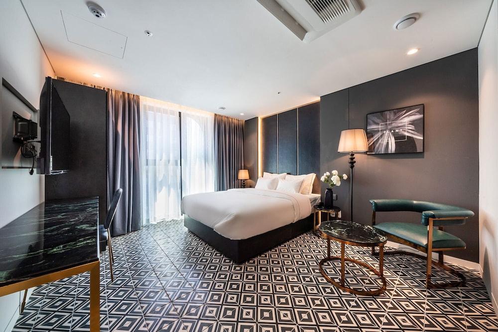 Hotel the Castle Sincheon