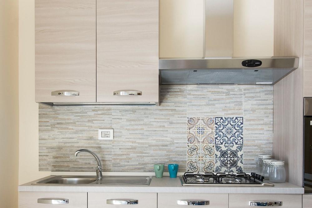 Casetta vista mare in piazza a Mondello