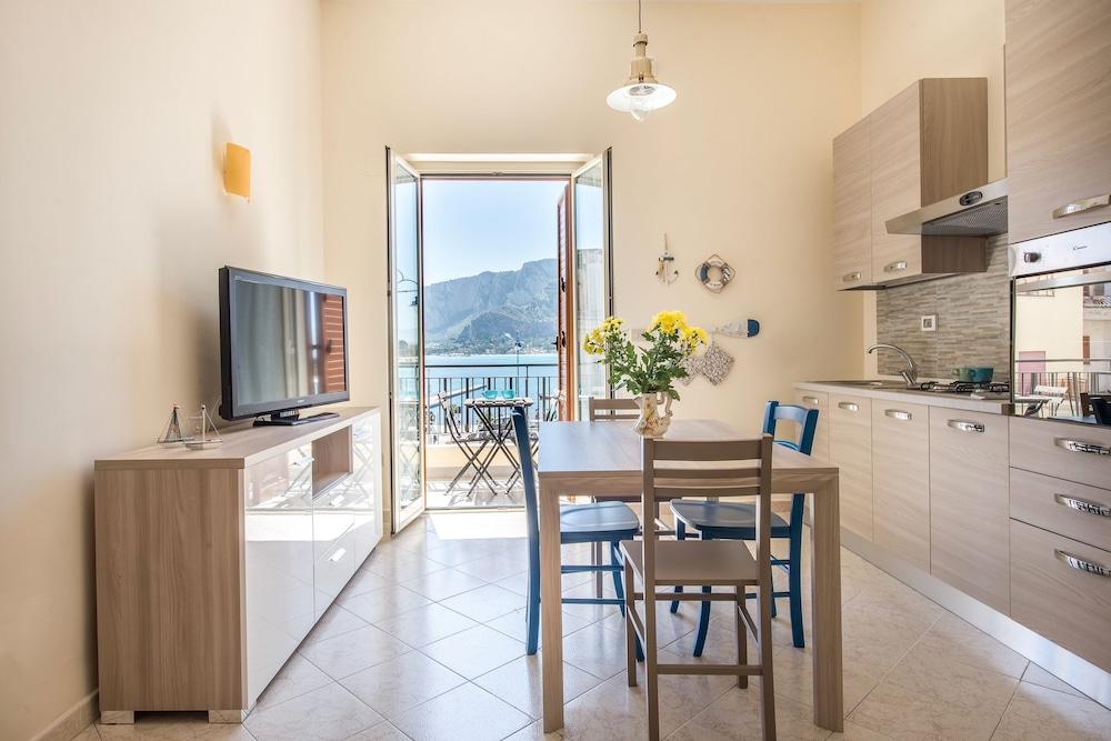 Casetta vista mare in piazza a Mondello