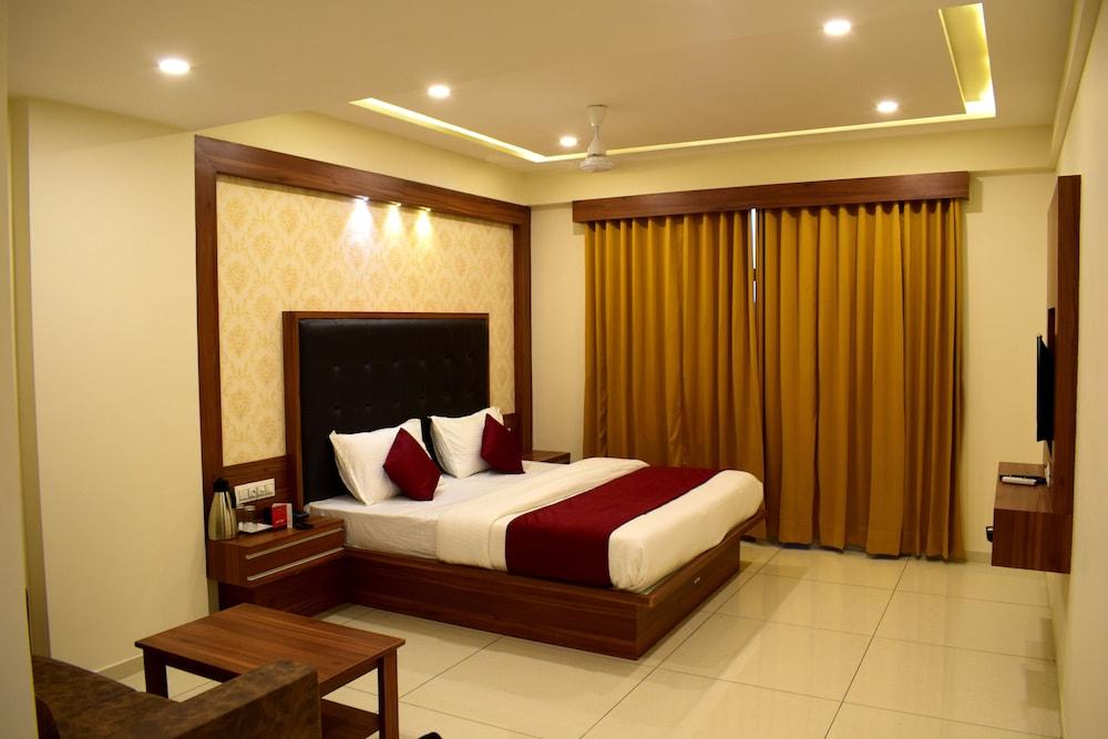 Hotel Royal Square by Sky Stays