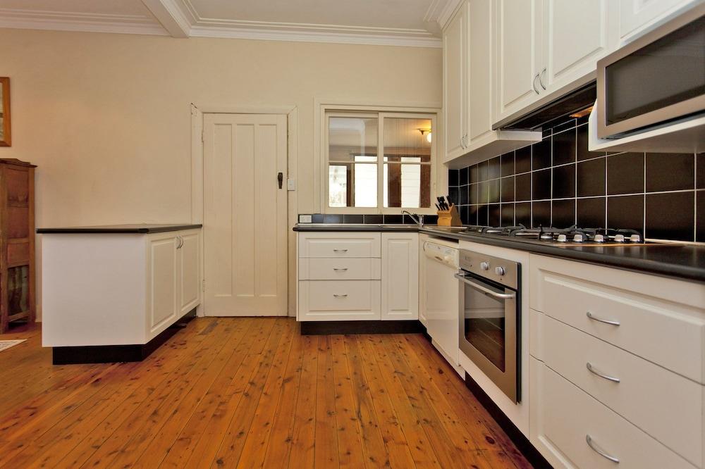 Red Brick Beauty - Central Cottage