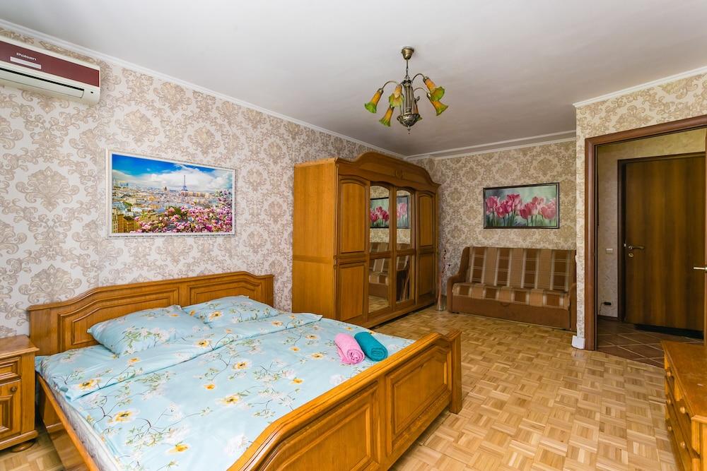 Apartment on Tryokhgorny Val
