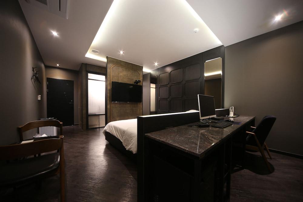 Brown Dot Hotel Beomil