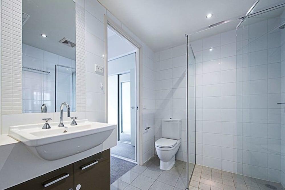 Spacious 1-Bedroom Apartment With Parking