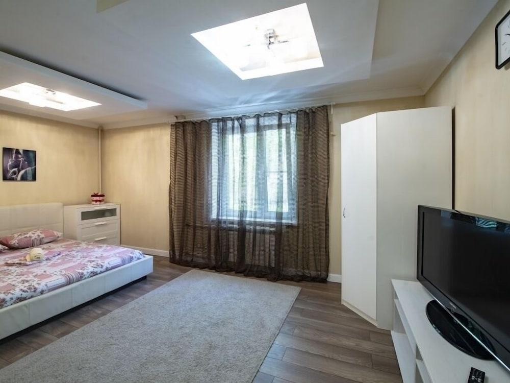 Apartment - Artsymovicha 5k1