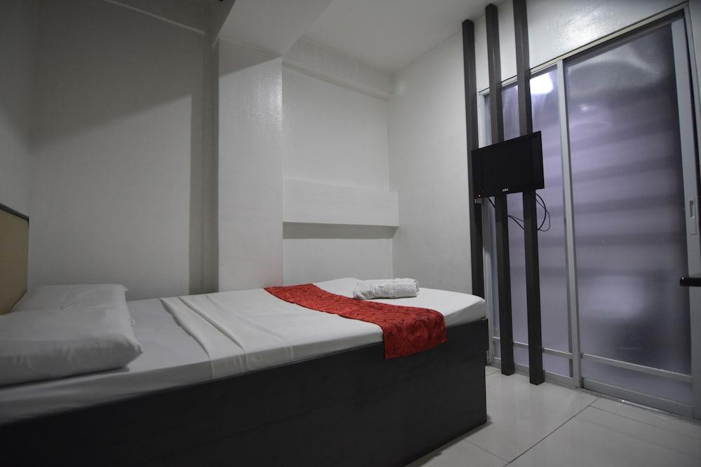 Cosmo Hotel - Kamuning