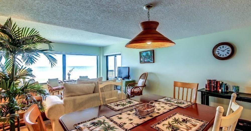 B153-amelia-surf-and-racquet