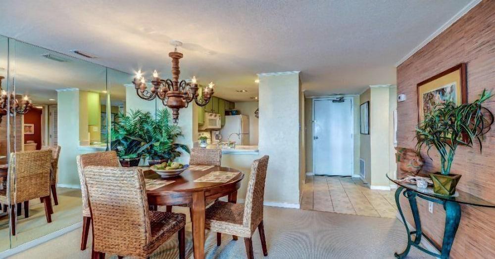 C116-amelia-surf-and-racquet