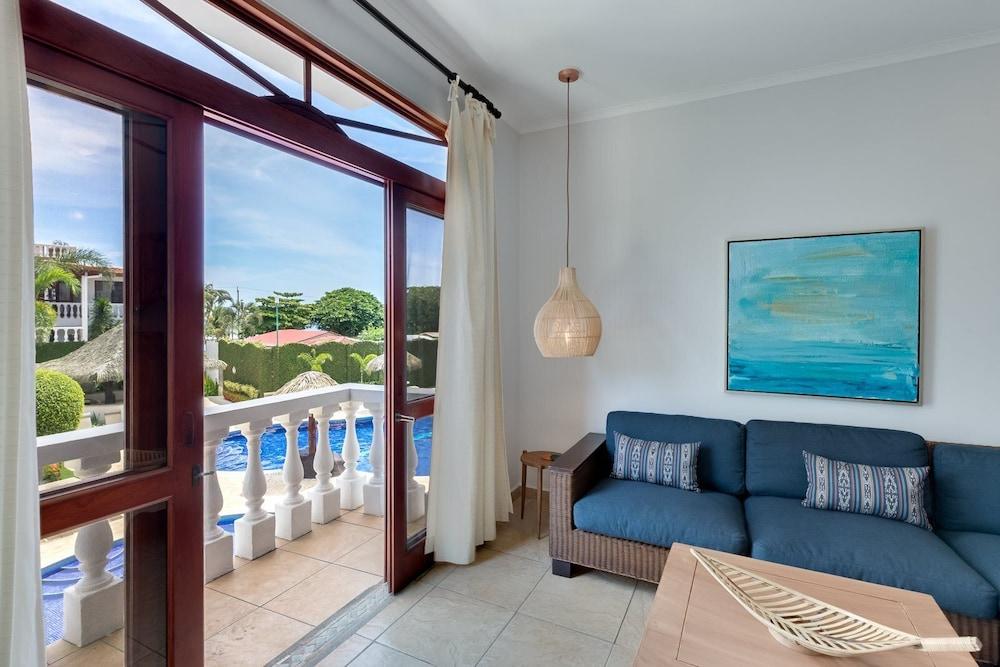 2br/2ba Unit in Exclusive Community