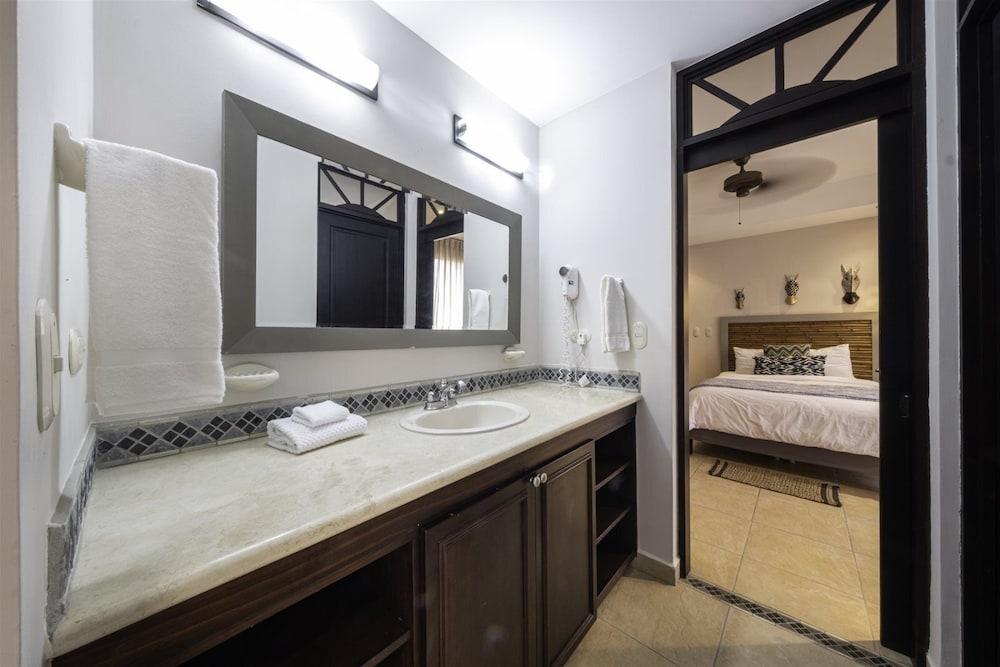 3br/2.5ba Designer Condo in Beachfront Community