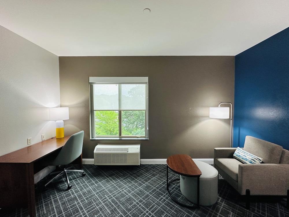 Comfort Inn & Suites Plainville-Foxboro