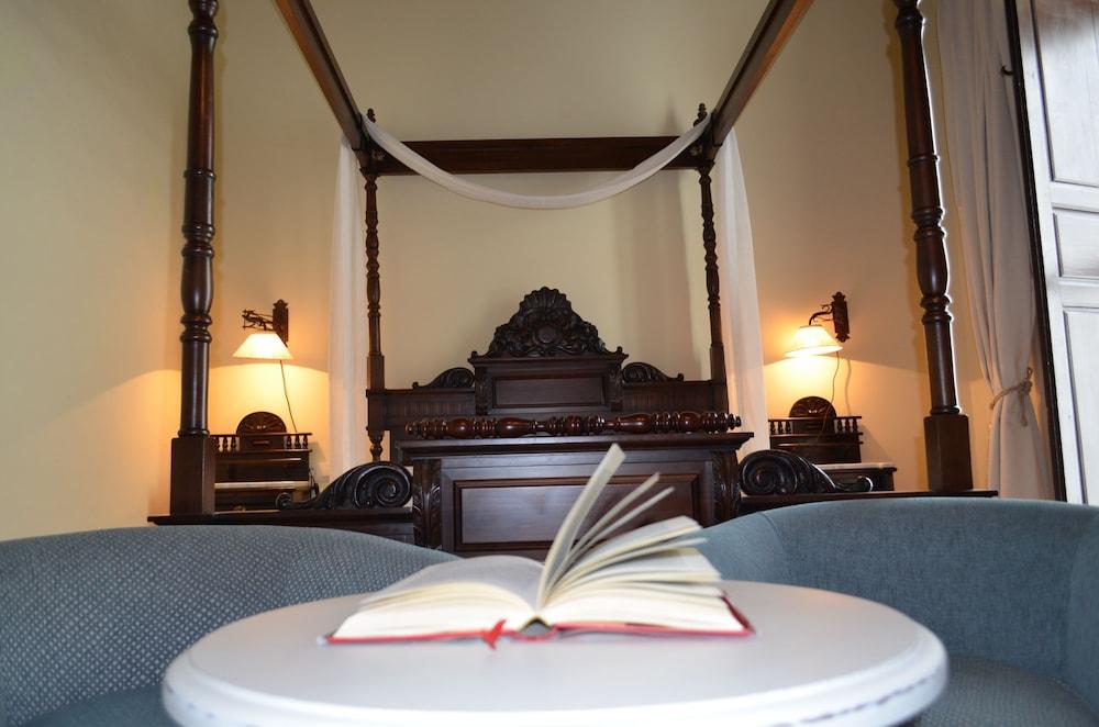 Palacio Mariana Pineda Hotel