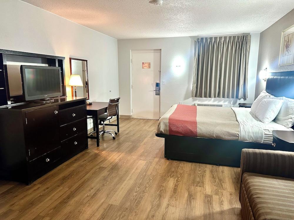 Red Carpet Inn Norwalk