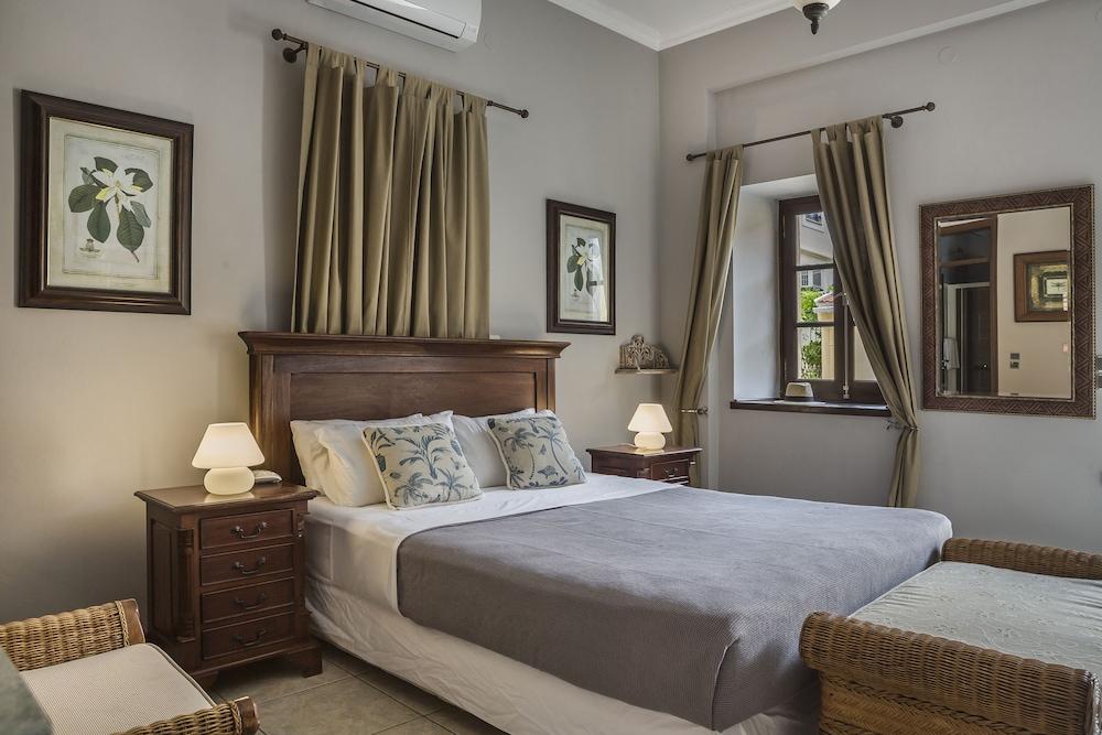 Faros Suites - Adults Only