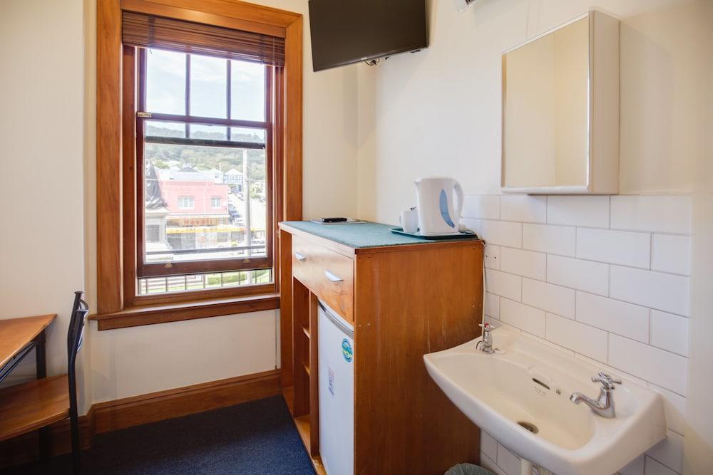 The Cambridge Hotel & Backpackers