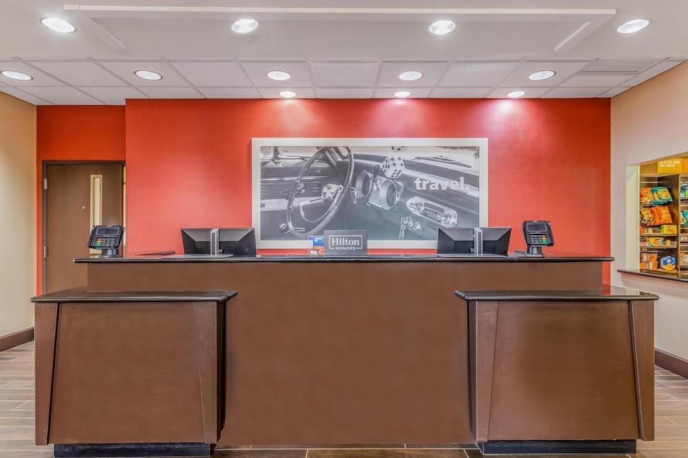 Hampton Inn & Suites Detroit / Airport - Romulus