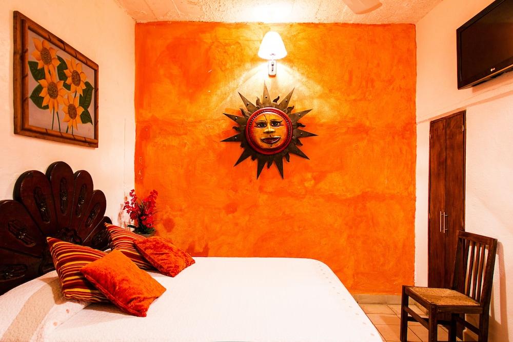 Hotel Posada de Roger - Near Los Muertos Beach