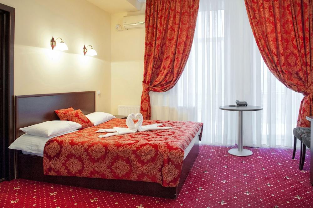 Manhattan Hotel & Restaurant