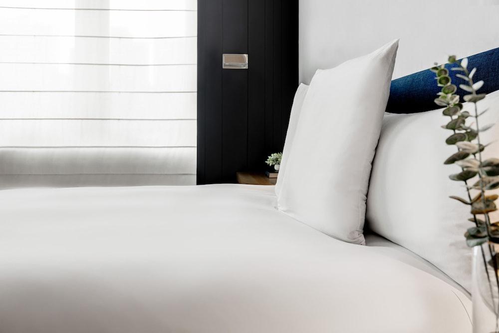 ANDAZ 5TH AVENUE, BY HYATT