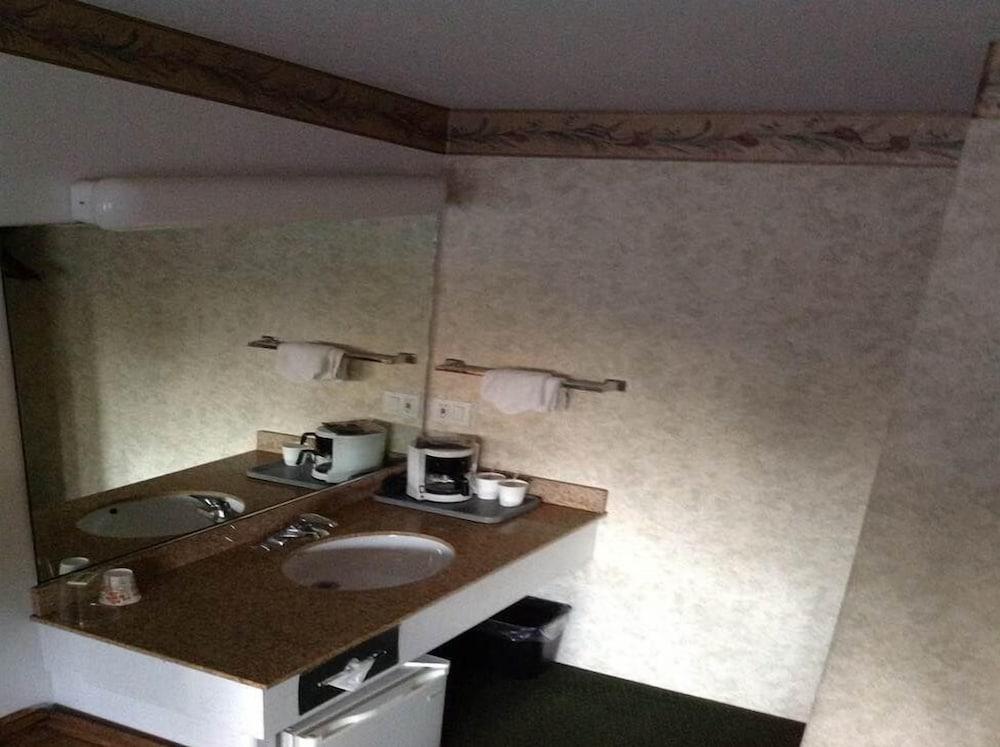 Humboldt Redwoods Inn