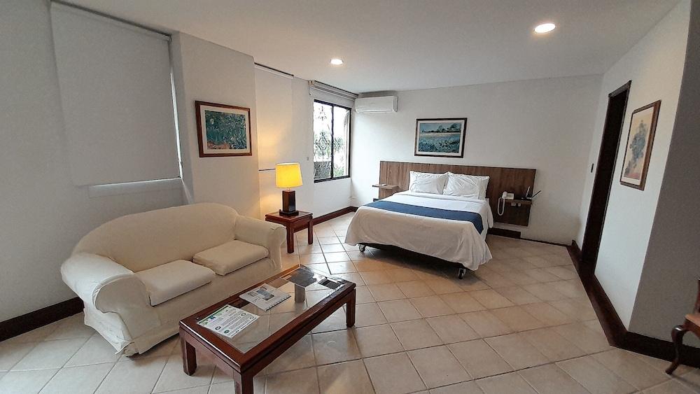 Travelers Apartamentos & Suites Castellón de Juanambú