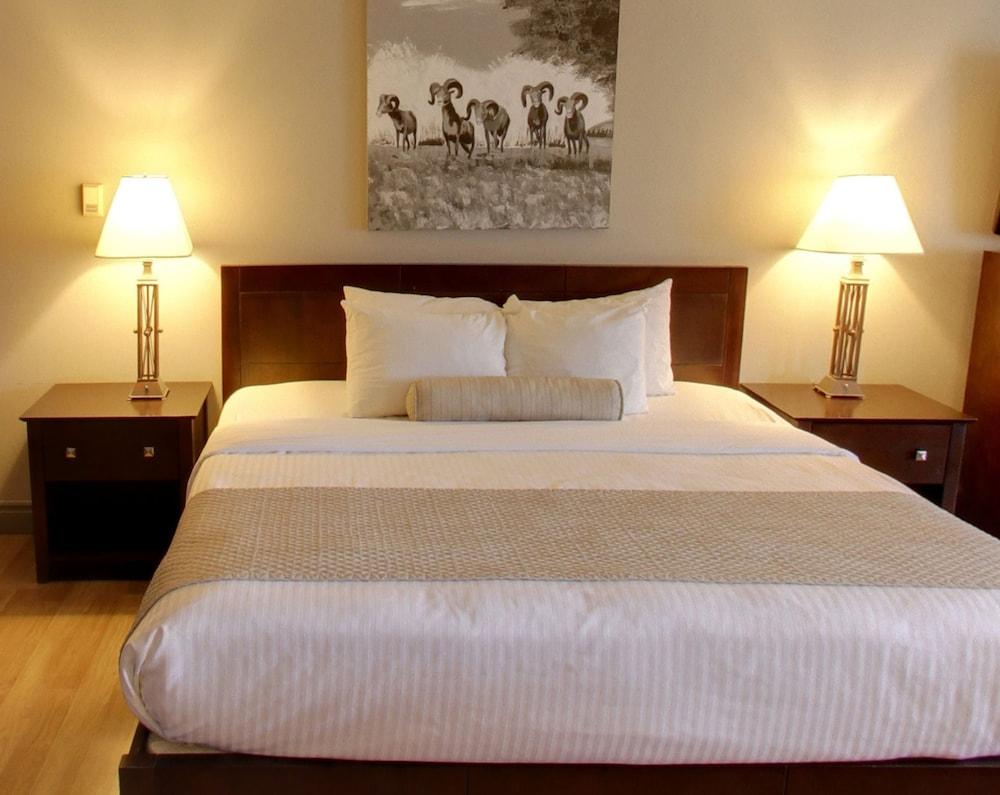 Days Inn by Wyndham Golden