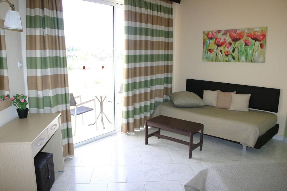 Lyristis Dinos Studios & Apartments