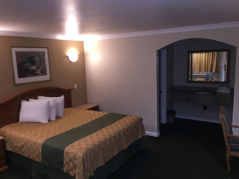 Walnut Inn & Suites West Covina