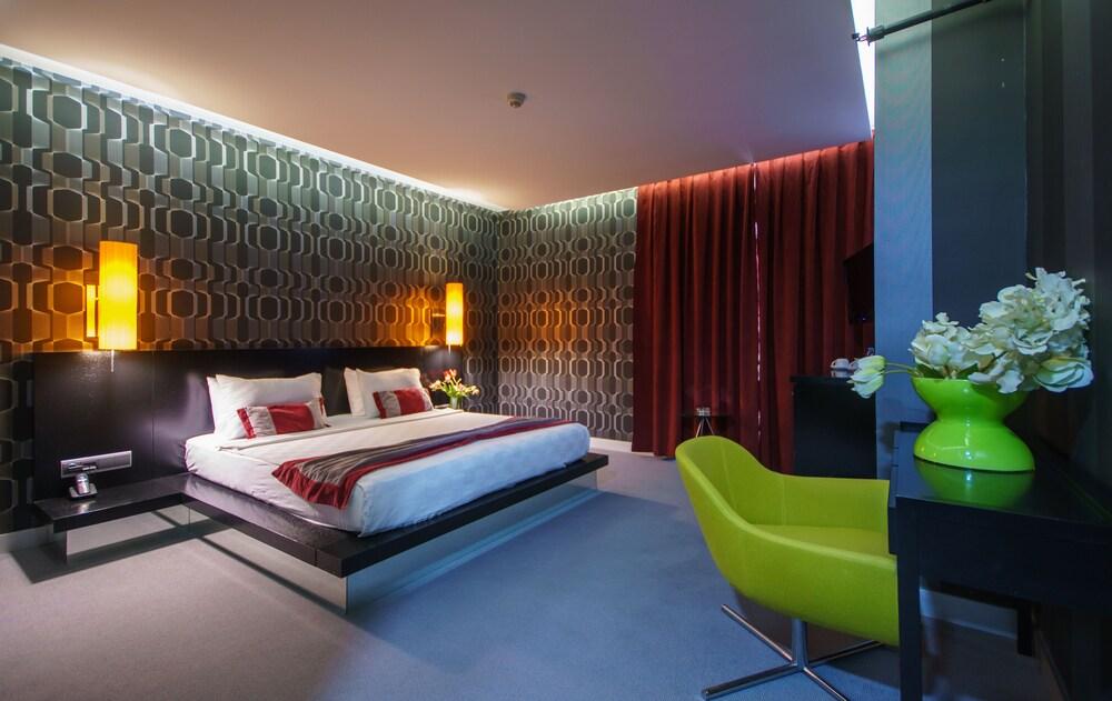 Vernazza Suites Hotel