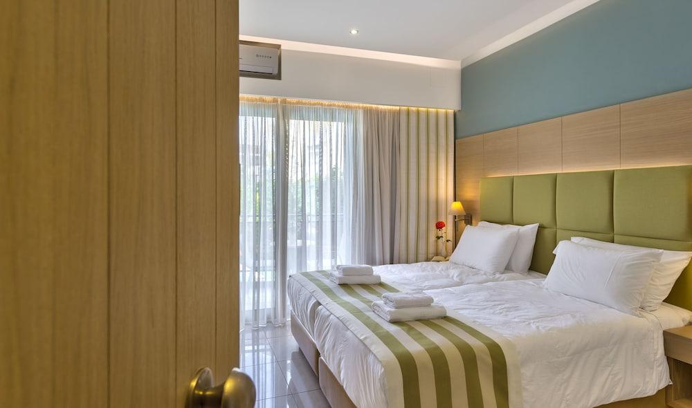 Leonidas Hotel & Apartments