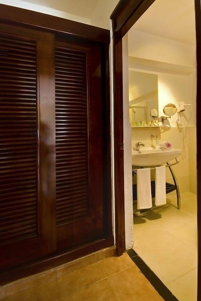 Playa Esmeralda Resort