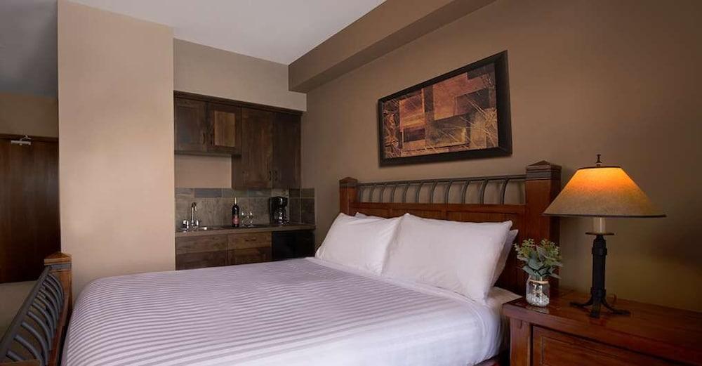 Glacier Mountaineer Lodge