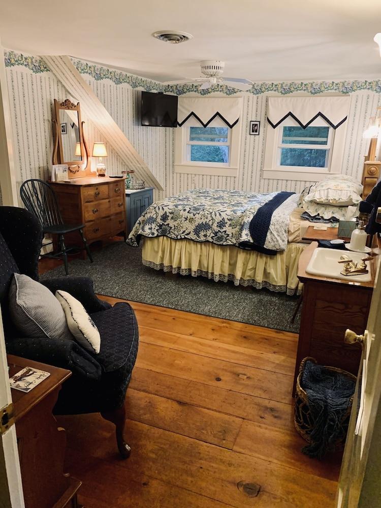 The Buttonwood Inn on Mt. Surprise