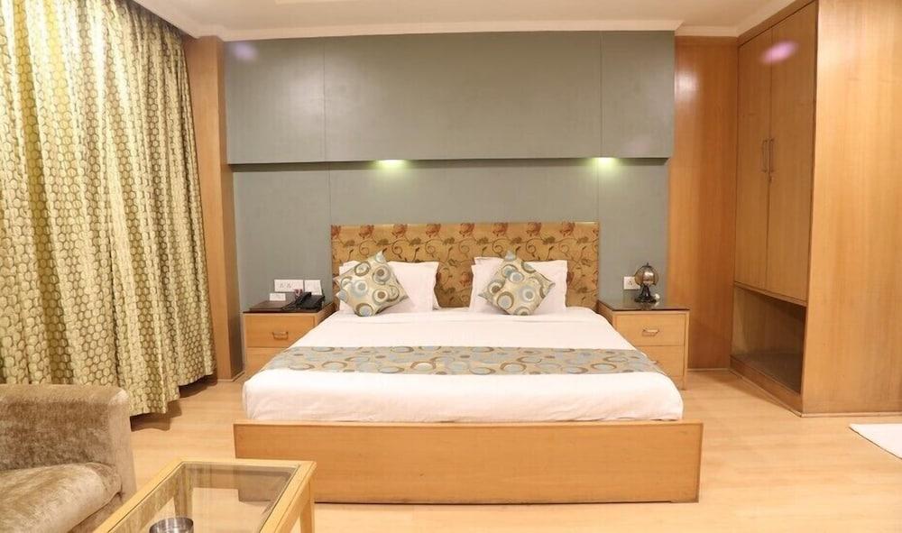 Hotel Chirag Residency