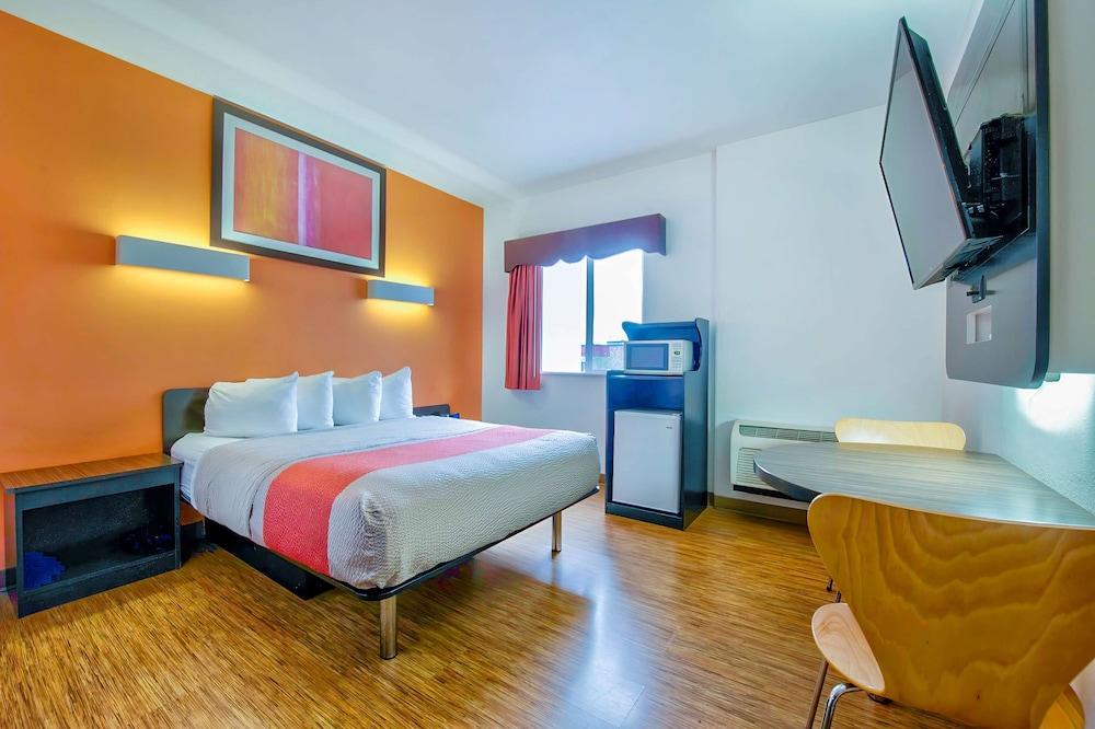 Motel 6 Eagle Pass, TX - Lakeside