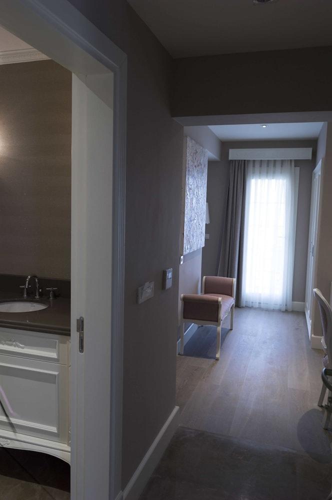 Ena Boutique Hotel & Residences