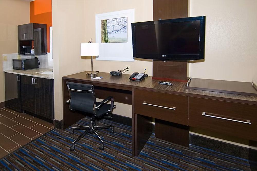 Holiday Inn Express Hotel & Suites Fulton by IHG