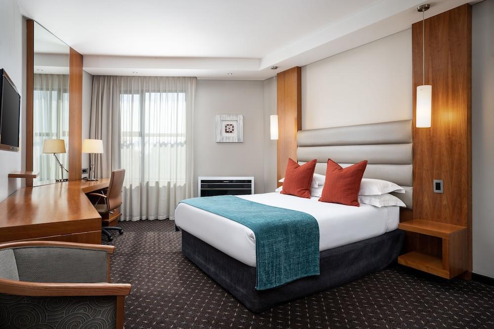 Premier Hotel OR Tambo