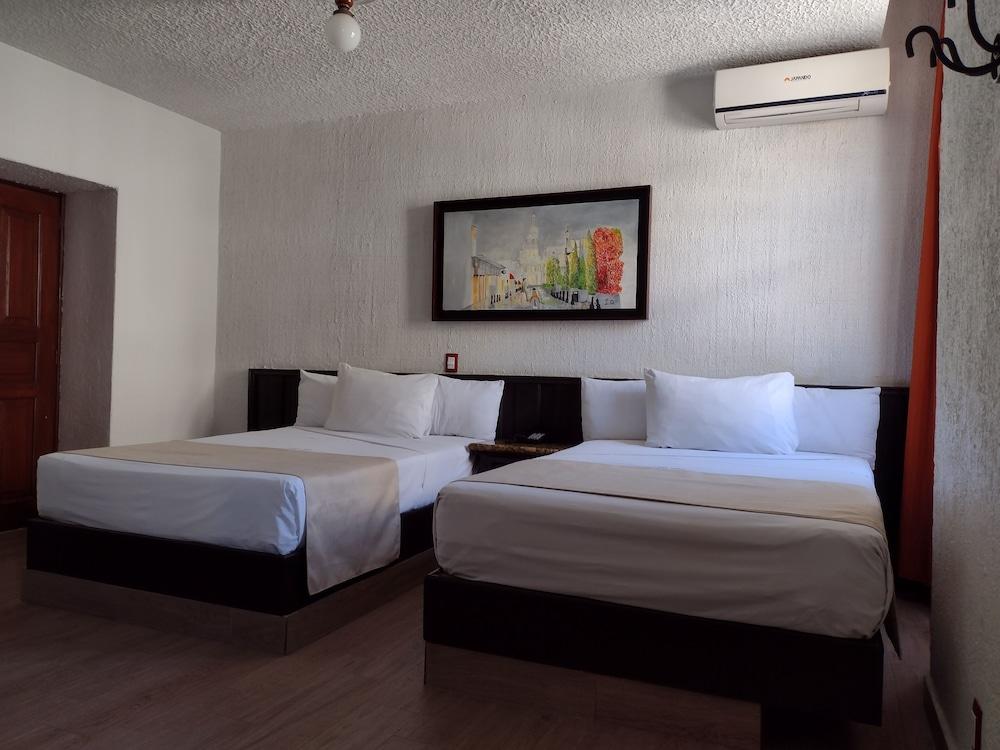 Hotel Don Quijote Plaza