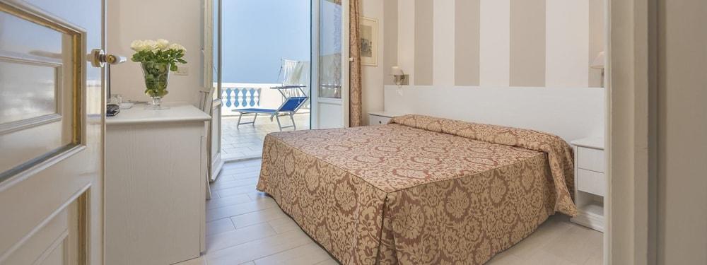 Grand Hotel Villa Parisi