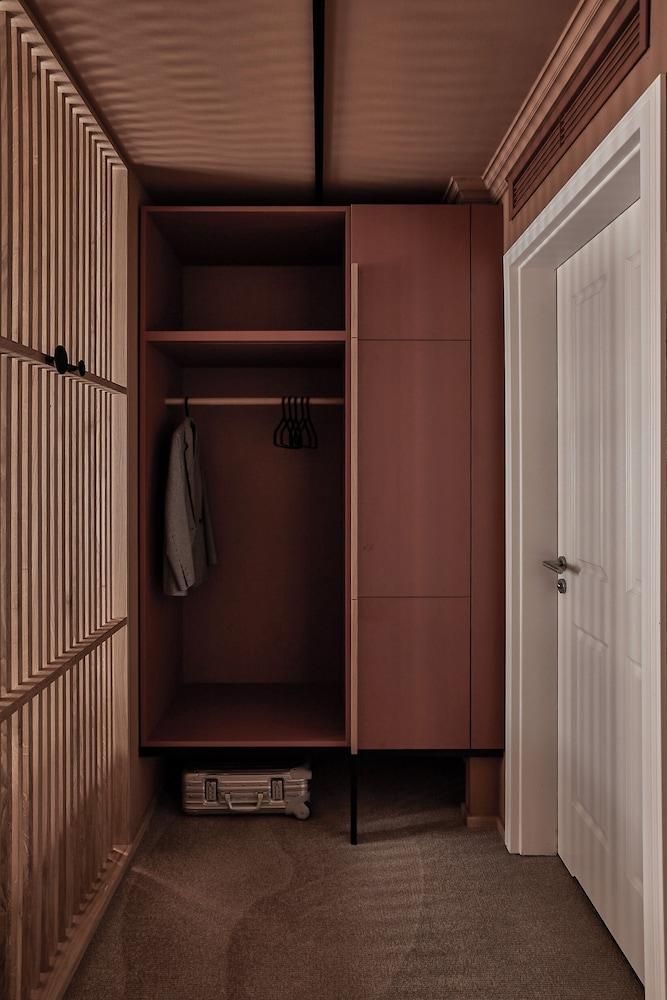 ADELANTE Boutique Hotel