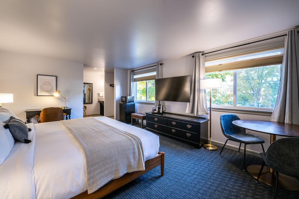 Riverhouse by Weekender (Formerly Jack Daniels Inn)