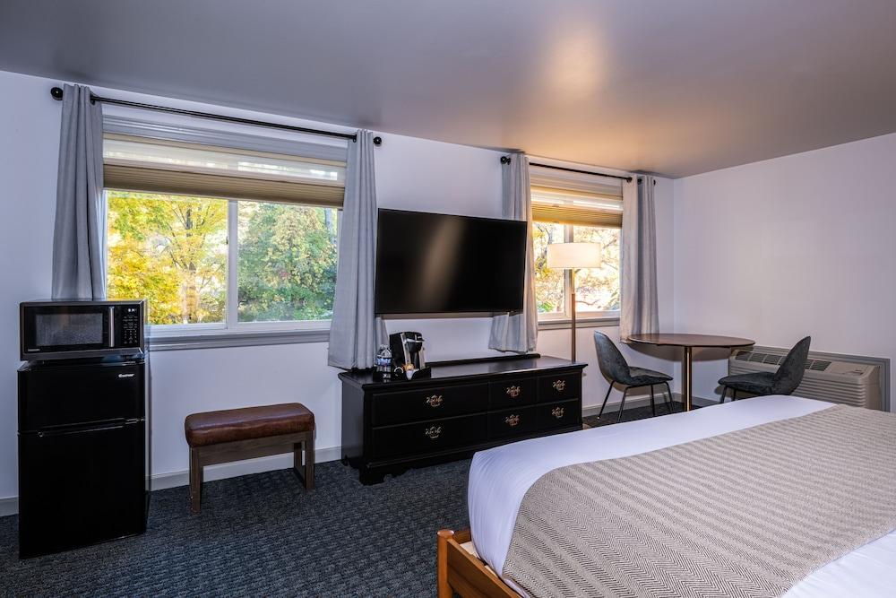 Riverhouse by Weekender (Formerly Jack Daniels Inn)