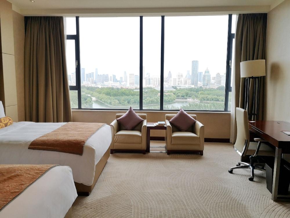 Renaissance Tianjin Lakeview Hotel