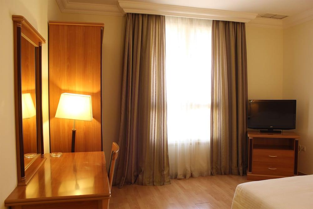 Le Royal Express Salmiya Hotel